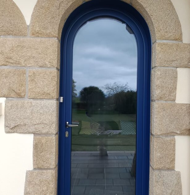 porte cintrée bleue